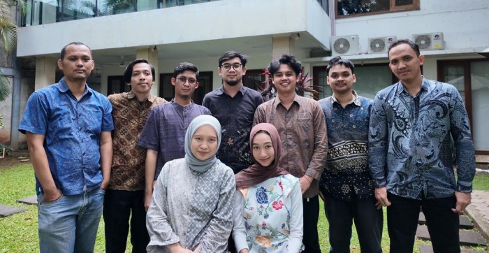 Pratesis team photo in batik at the office garden.