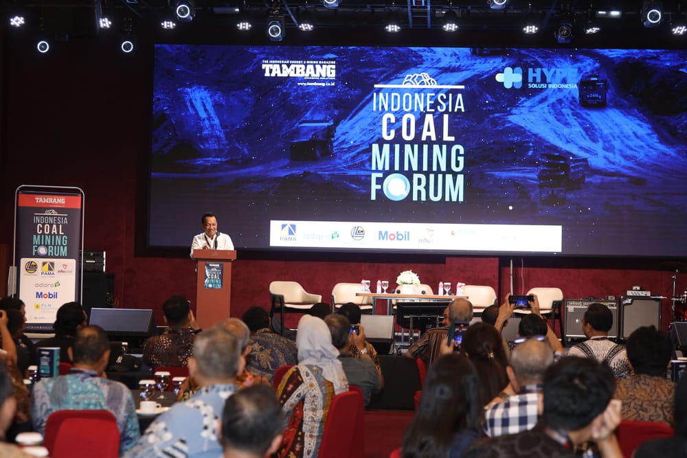 Operasi tambang batubara Indonesia dengan alat berat dan sistem pengendalian operasional terintegrasi.
